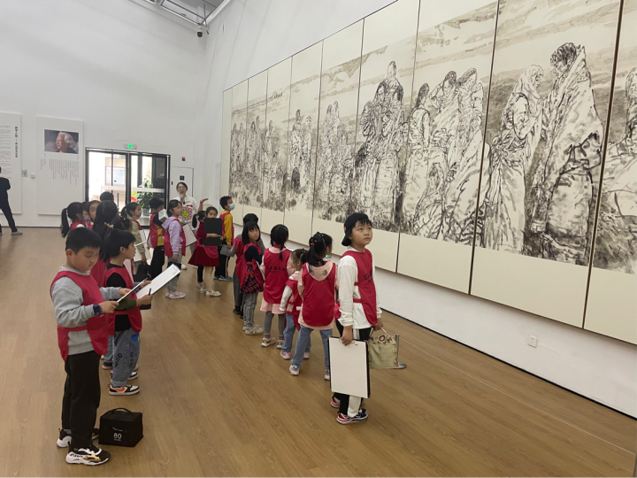 吴山明美术馆举办了一场艺术雅集，杭州青少年活动中心的孩子们席地而画休闲区蓝鸢梦想 - Www.slyday.coM