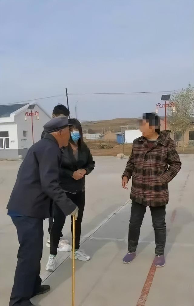 89岁老父亲突然忘记儿子已去世，常常外出寻找！爱心村民每天善意劝他回家休闲区蓝鸢梦想 - Www.slyday.coM