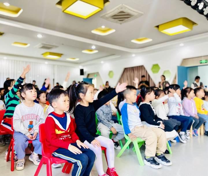 幼儿园里来了交警姐姐，娃娃们认真学习交通安全知识休闲区蓝鸢梦想 - Www.slyday.coM