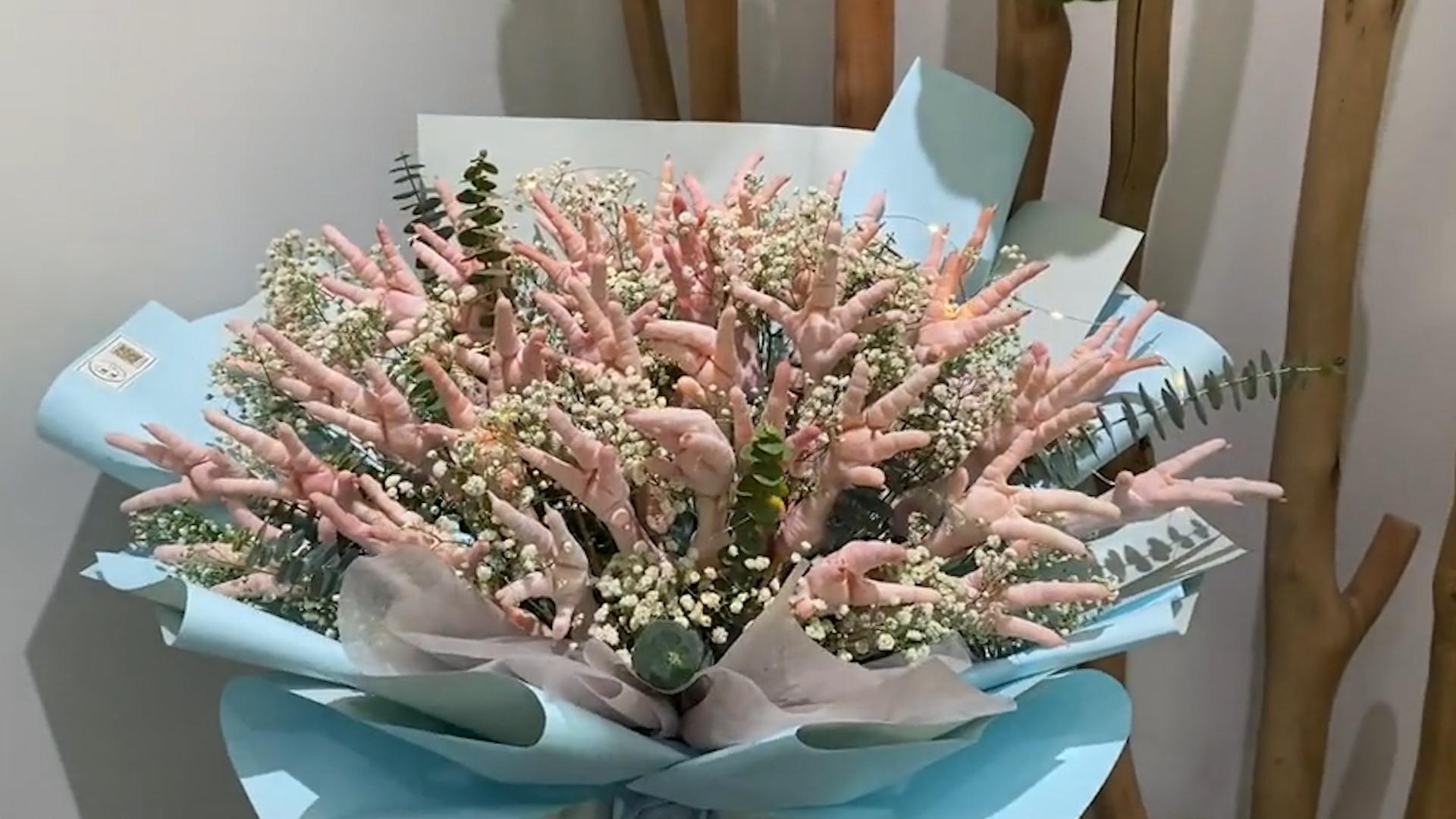 顾客买鸡爪让花店包成花束 店主:寓意一直爪着你的手