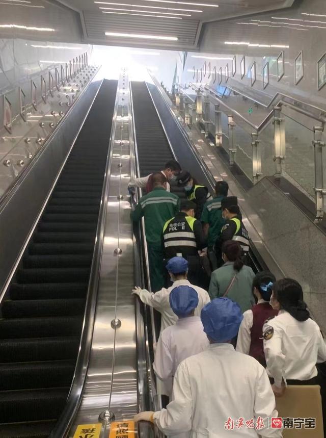南宁一孕妇在地铁站内眩晕跌倒，接下来的一幕让人感动休闲区蓝鸢梦想 - Www.slyday.coM