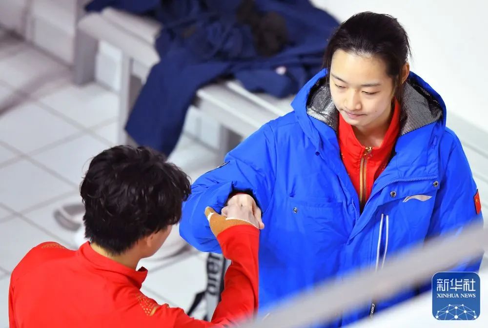 ▲陈艺文（左）与昌雅妮在比赛前相互鼓励。不愧图源新华社