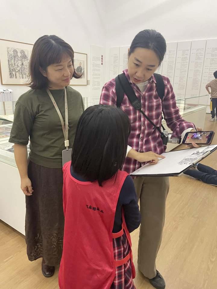 吴山明美术馆举办了一场艺术雅集，杭州青少年活动中心的孩子们席地而画休闲区蓝鸢梦想 - Www.slyday.coM