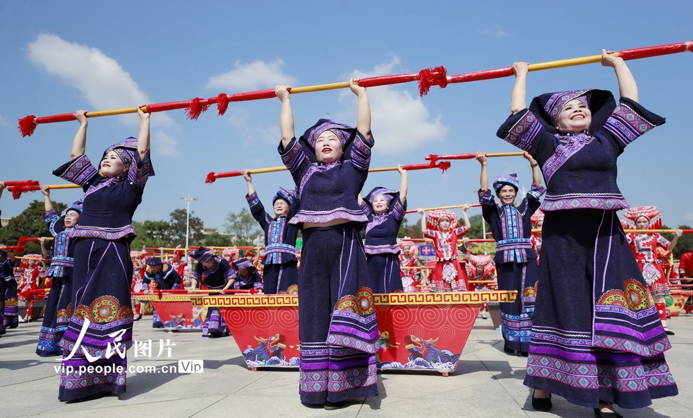2022年10月23日,群众在庆祝活动上表演民间舞蹈打榔舞.