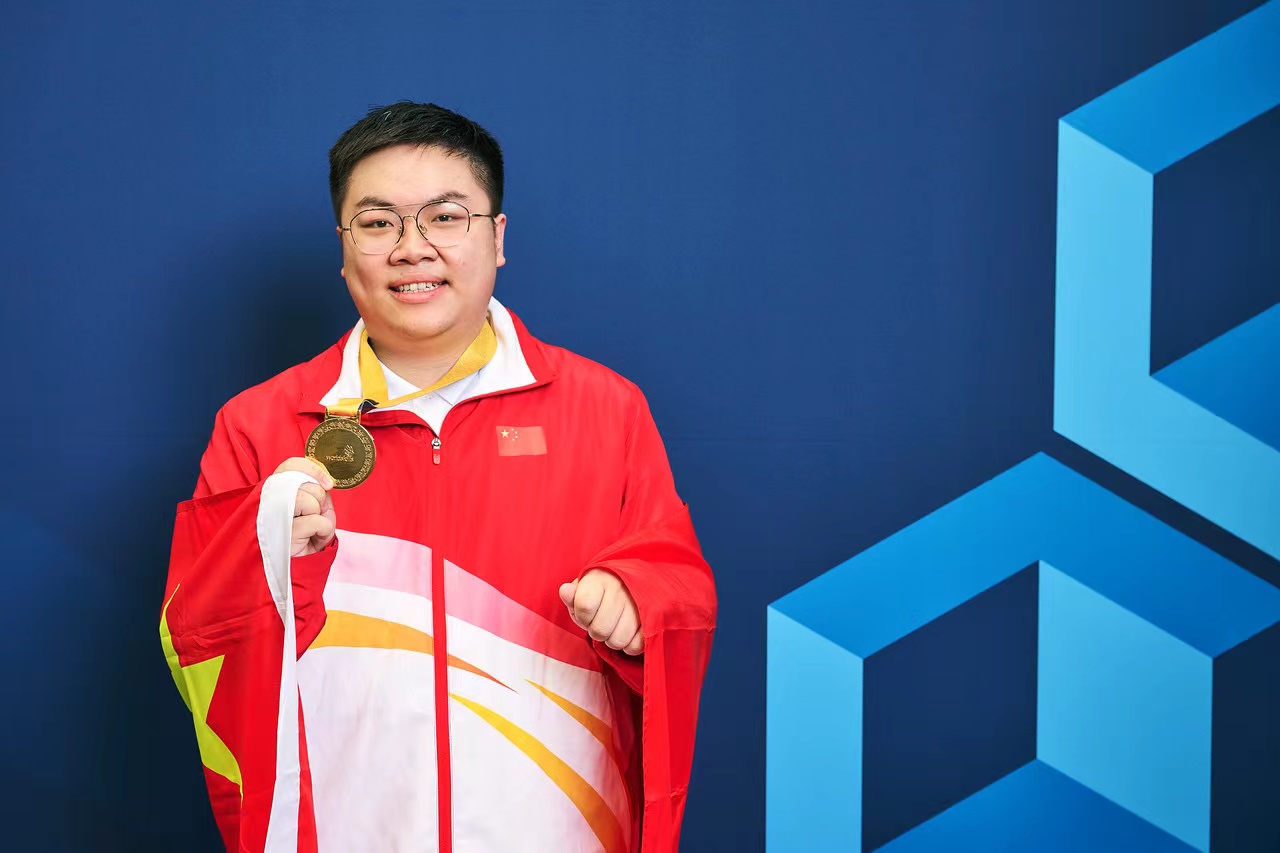 1770天，他登上世界技能大赛特别赛印刷媒体技术项目金牌领奖台休闲区蓝鸢梦想 - Www.slyday.coM