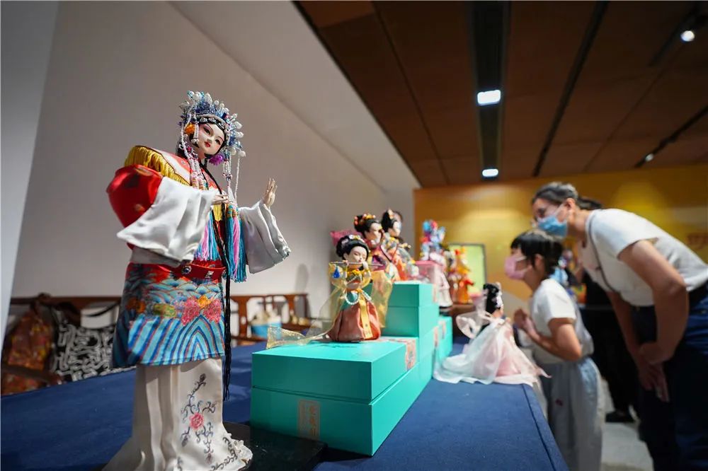 观众在中国工艺美术馆观看北京绢人工艺品（2022年9月10日摄）。新华社记者 陈钟昊 摄