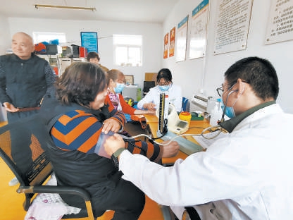 大山深处小山村的老人每周盼着周四到来，大夫给我们瞧病送药来了！休闲区蓝鸢梦想 - Www.slyday.coM