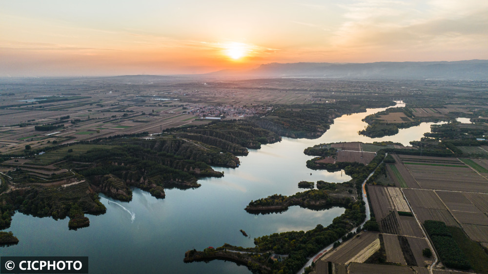 以上图片:2020年10月23日,在山西省临汾市襄汾县西贾乡拍摄的双龙湖