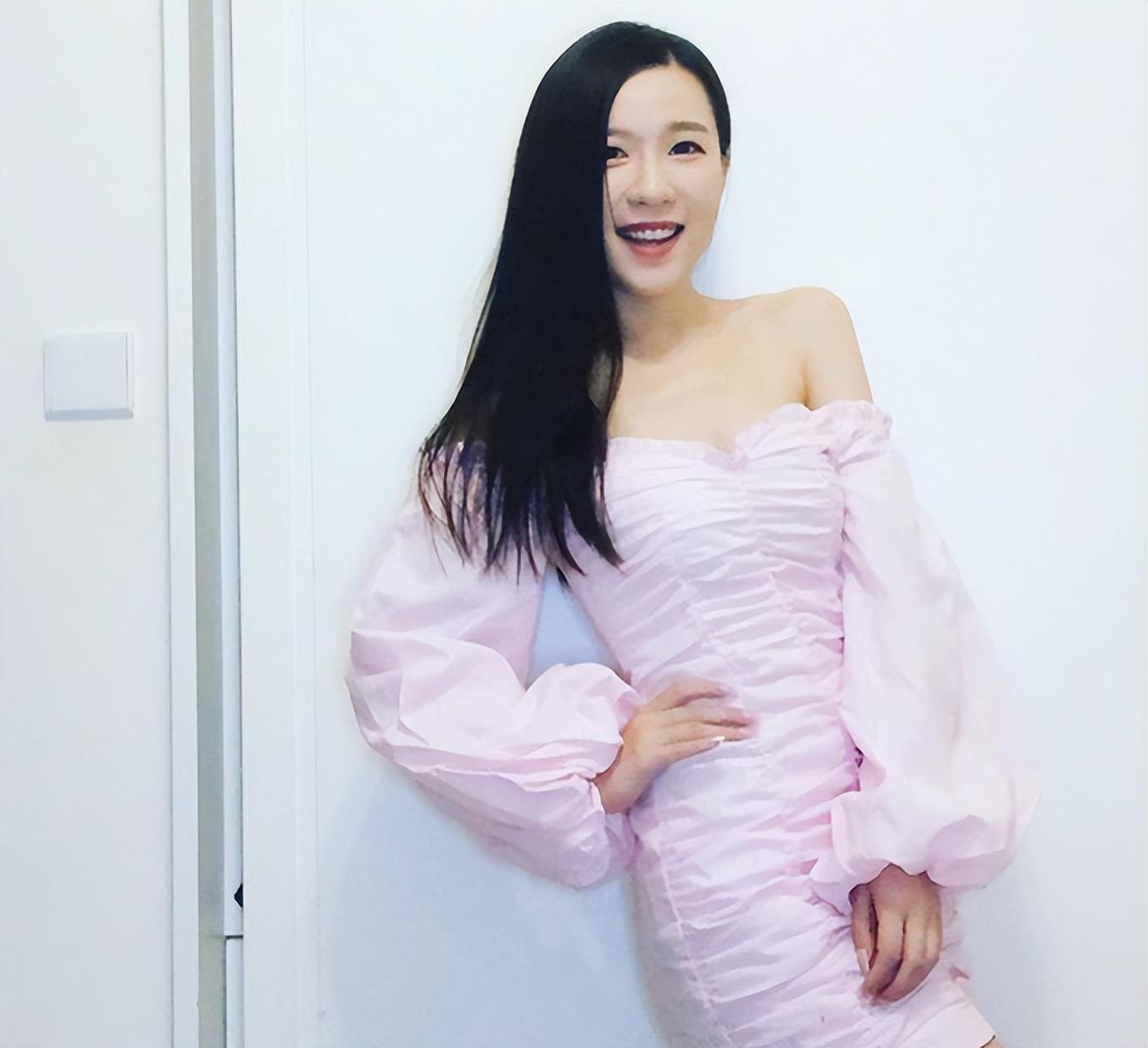 王晶32岁小女儿近照曝光,小蛮腰,天鹅颈,皮肤白皙|王晶|王子涵|赖美云