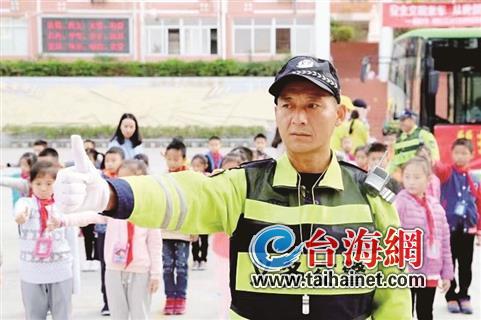 上班是文明司机 下班当热心市民休闲区蓝鸢梦想 - Www.slyday.coM