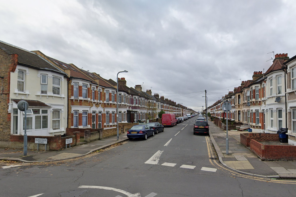 突发伦敦东部发生街头枪战2死1重伤