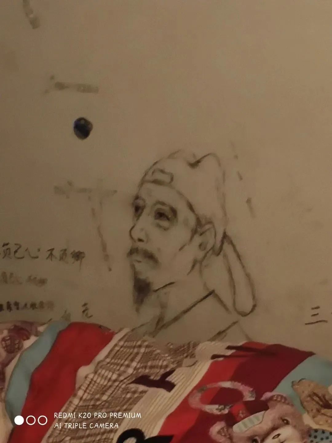 那些学长学姐们留在宿舍的壁画，信息量简直……休闲区蓝鸢梦想 - Www.slyday.coM