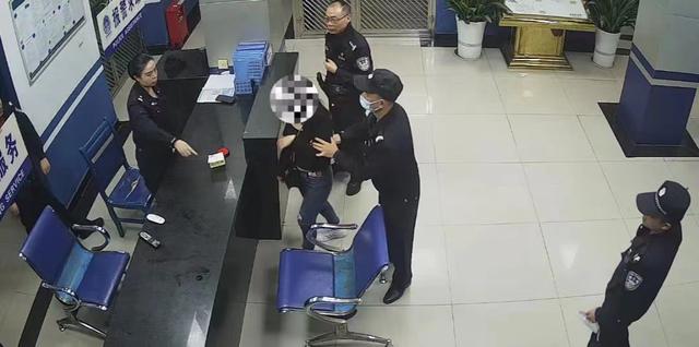 泸州的哥安抚欲轻生乘客时悄悄拨通110，警方会意迅速救助休闲区蓝鸢梦想 - Www.slyday.coM