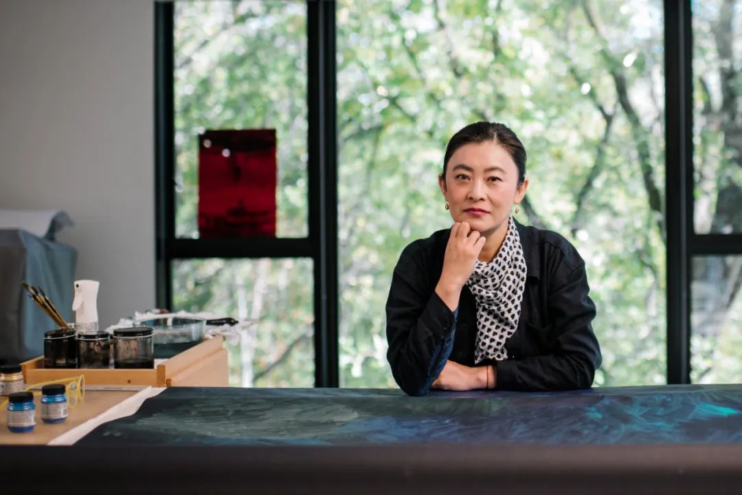 艺术家马文以纸为媒介,创作了《墨韵江山信步行》之《无题(墨韵)》.