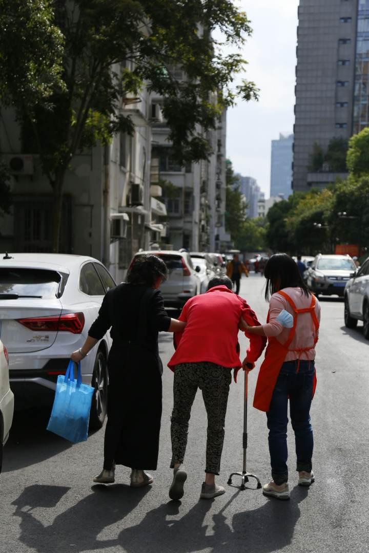 “我现在可以大方说去给老人洗澡了”杭州这份“难为情”的职业和我们要面对的“老去”休闲区蓝鸢梦想 - Www.slyday.coM