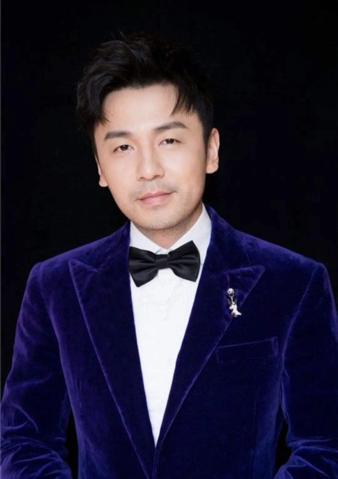 雷佳音老婆晒美照,穿黑丝秀大长腿似超模,10岁女儿身高近一米七|雷佳