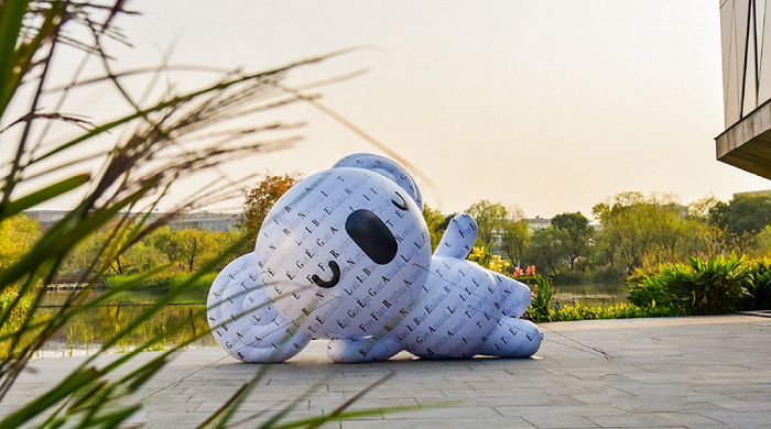 阿里园区内的考拉海购形象,图/考拉海购官方微博