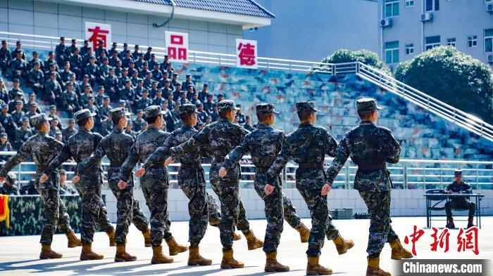 直击广西武警新兵队列会操一线__财经头条