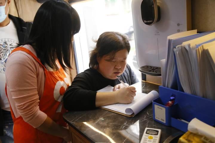 “我现在可以大方说去给老人洗澡了”杭州这份“难为情”的职业和我们要面对的“老去”休闲区蓝鸢梦想 - Www.slyday.coM