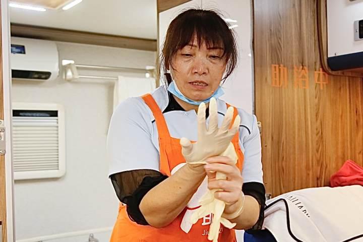 “我现在可以大方说去给老人洗澡了”杭州这份“难为情”的职业和我们要面对的“老去”休闲区蓝鸢梦想 - Www.slyday.coM