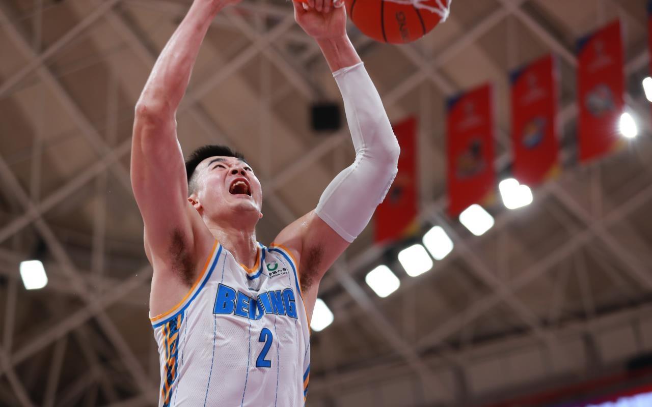 首钢中锋李慕豪扣篮得分.&nbsp; 北京首钢篮球俱乐部供图