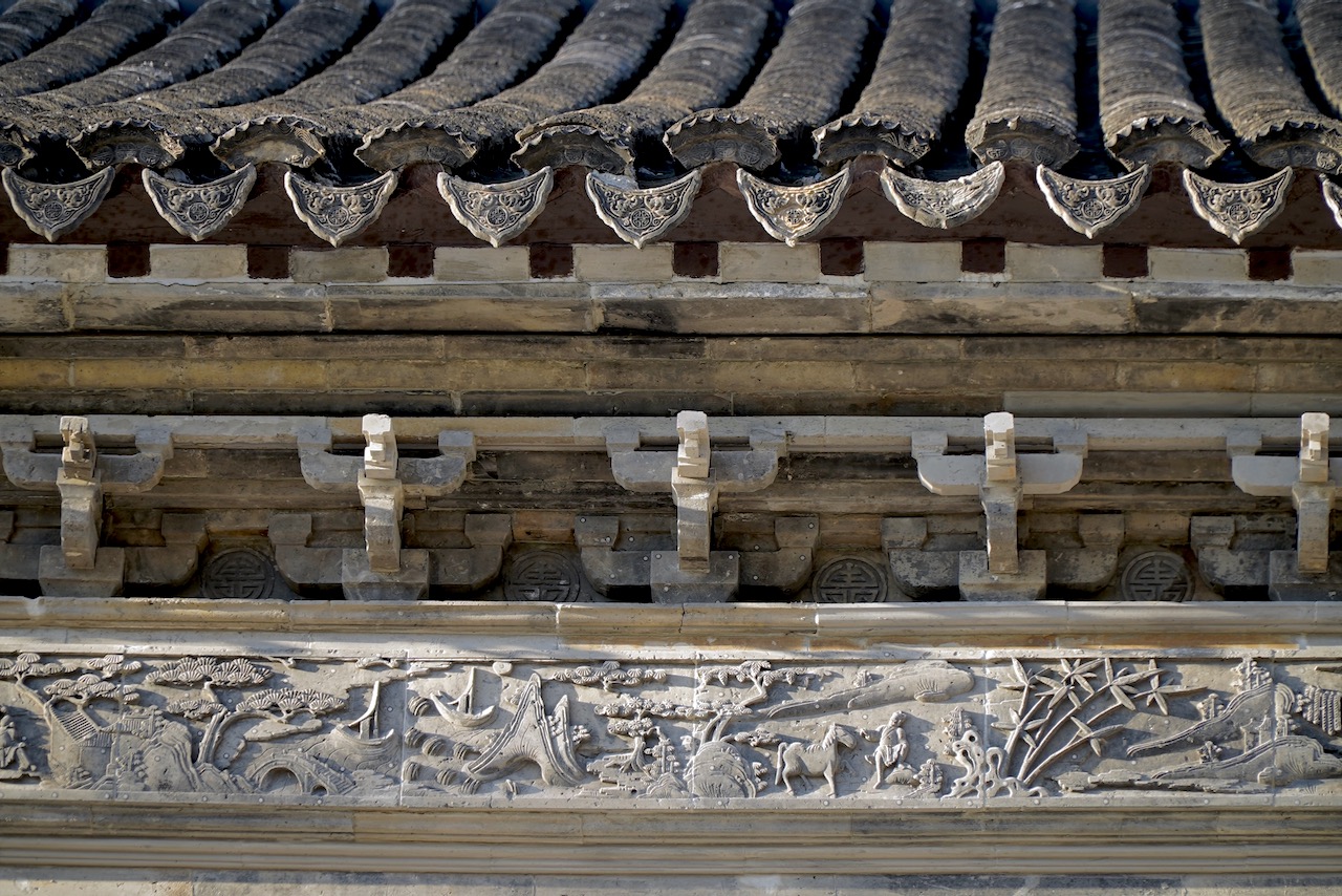 屋檐从上往下看,分别有小出檐,仿木结构的斗拱,再往下则饰一排砖雕面