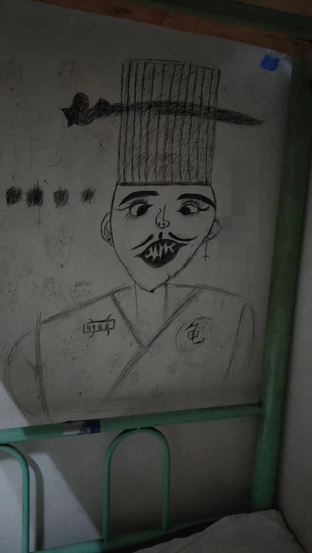 那些学长学姐们留在宿舍的壁画，信息量简直……休闲区蓝鸢梦想 - Www.slyday.coM