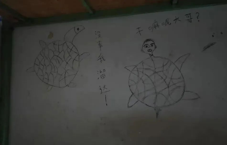 那些学长学姐们留在宿舍的壁画，信息量简直……休闲区蓝鸢梦想 - Www.slyday.coM