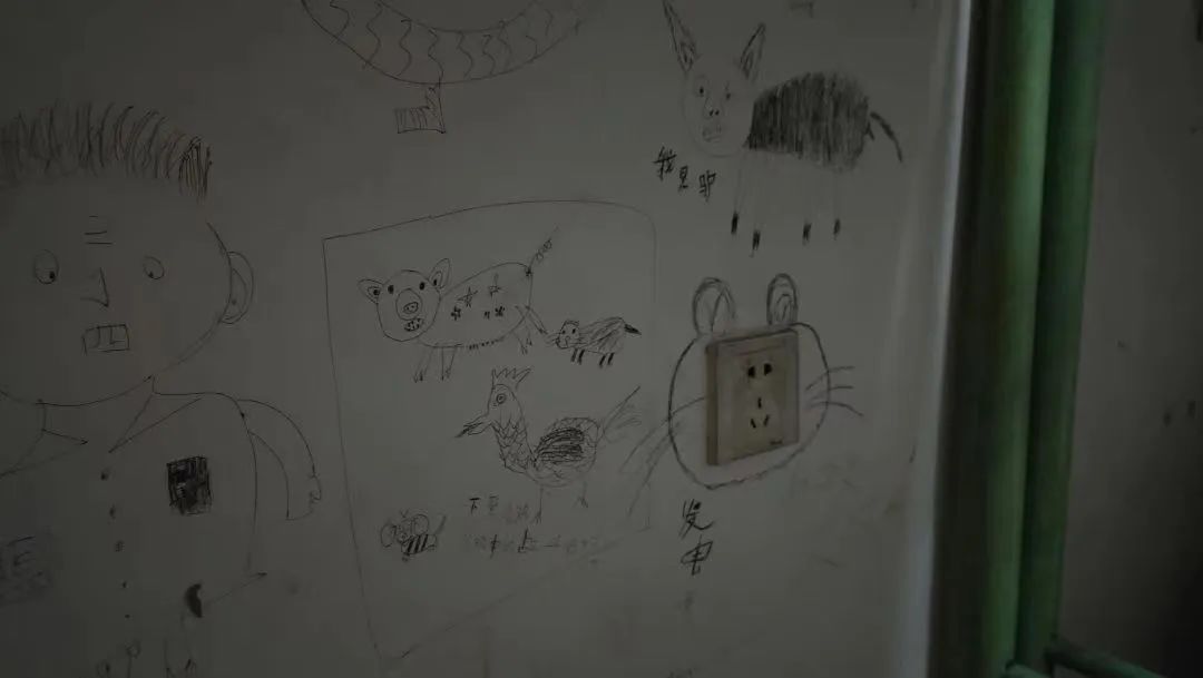 那些学长学姐们留在宿舍的壁画，信息量简直……休闲区蓝鸢梦想 - Www.slyday.coM