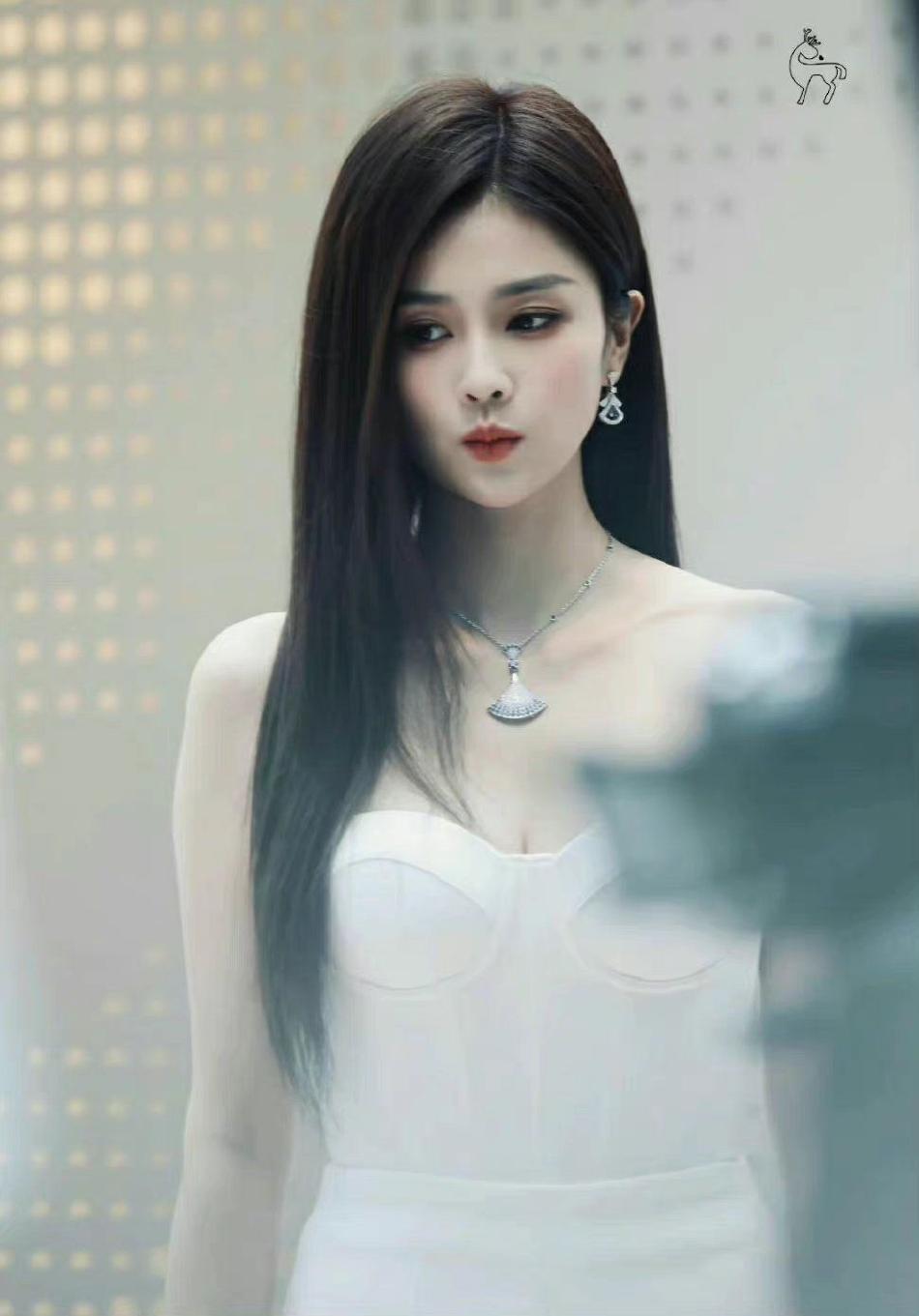 白鹿穿白色抹胸裙露出事业线!雪肤玉貌太性感撩人__财经头条