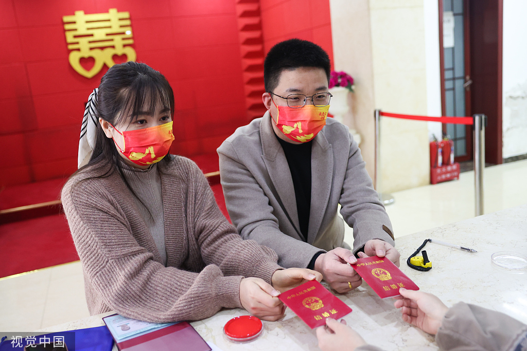 2022年2月14日，太原，新人在民政局领证。 中新社记者 武俊杰 资料图