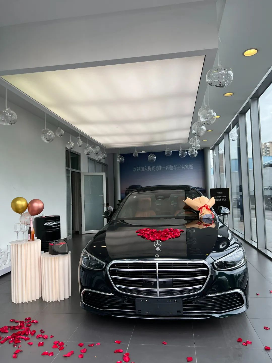 新买的奔驰S级屡出故障，车主直言花一百万元买了个"祖宗"休闲区蓝鸢梦想 - Www.slyday.coM