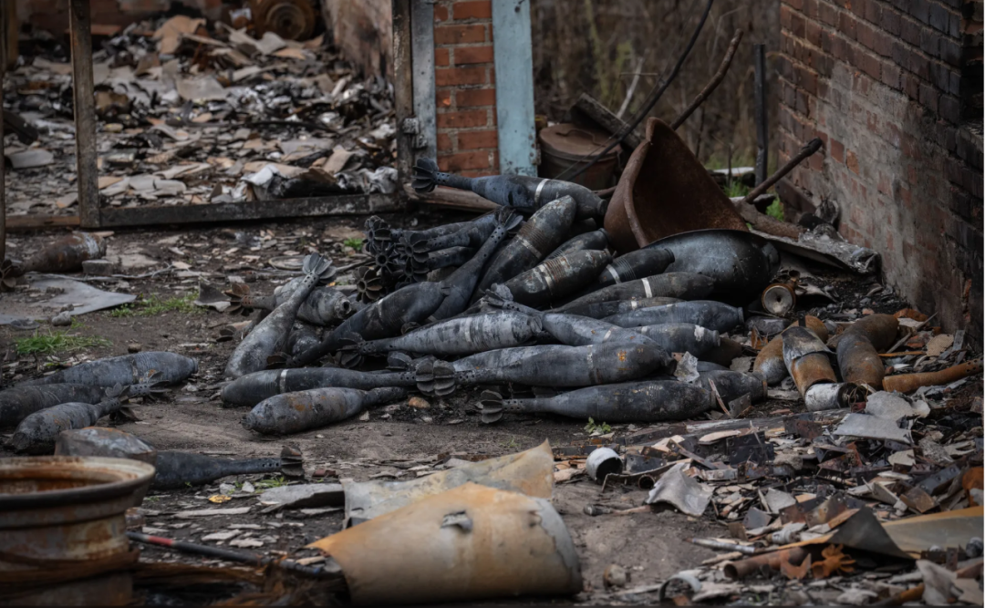 俄乌冲突之下，赫尔松地区散落的导弹残骸。图源：politico