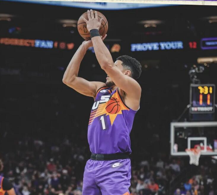 太阳球员布克半场出战17分钟,投篮8中5,三分两投全中,得到16分2篮板2