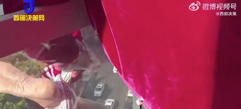 女子抬头猛然发现老人倒悬窗外，网友：这一抬头救了一条命休闲区蓝鸢梦想 - Www.slyday.coM