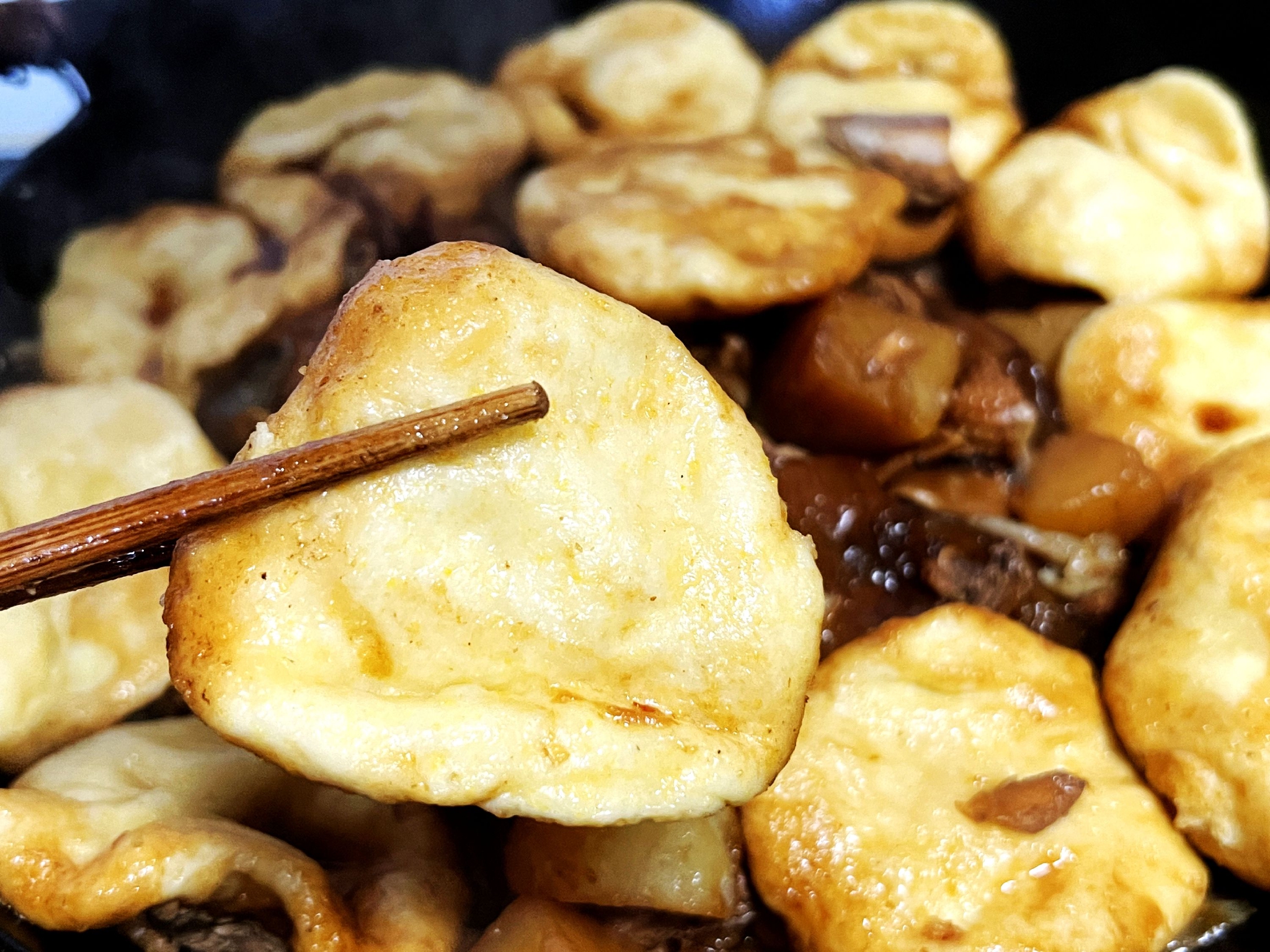 教你做铁锅炖鸡贴饼子,加了多种配菜,贴上玉米饼,别提多香了