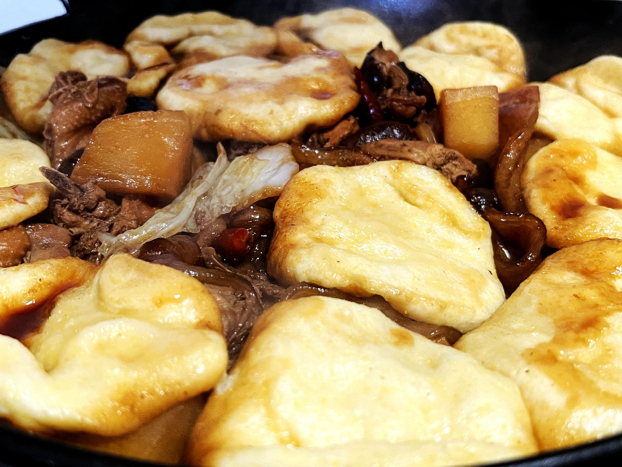 教你做铁锅炖鸡贴饼子,加了多种配菜,贴上玉米饼,别提多香了