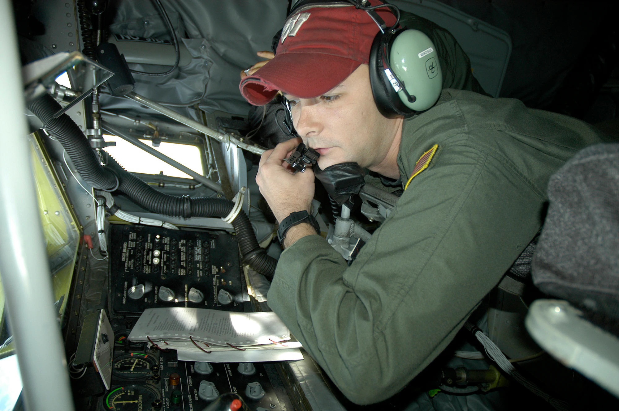 KC-135位于的加油指挥操作席位需要操作员以俯卧姿势进行目视和操作 图片来源：美国空军