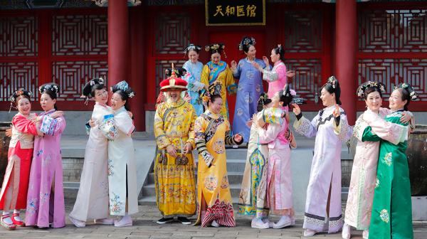 上海退休老阿姨们在横店翻拍《甄嬛传》 本文图均由横店影视城微电影有限公司提供