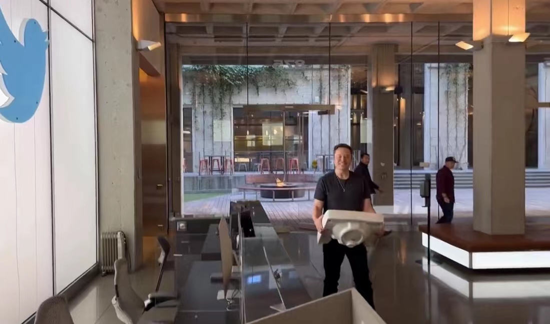 马斯克抱水槽现身推特总部，暗示收购大戏迎来终局休闲区蓝鸢梦想 - Www.slyday.coM