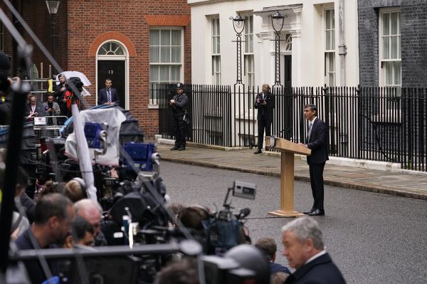 25日，英国新任首相苏纳克在唐宁街10号首相府前发表讲话。（美联社）