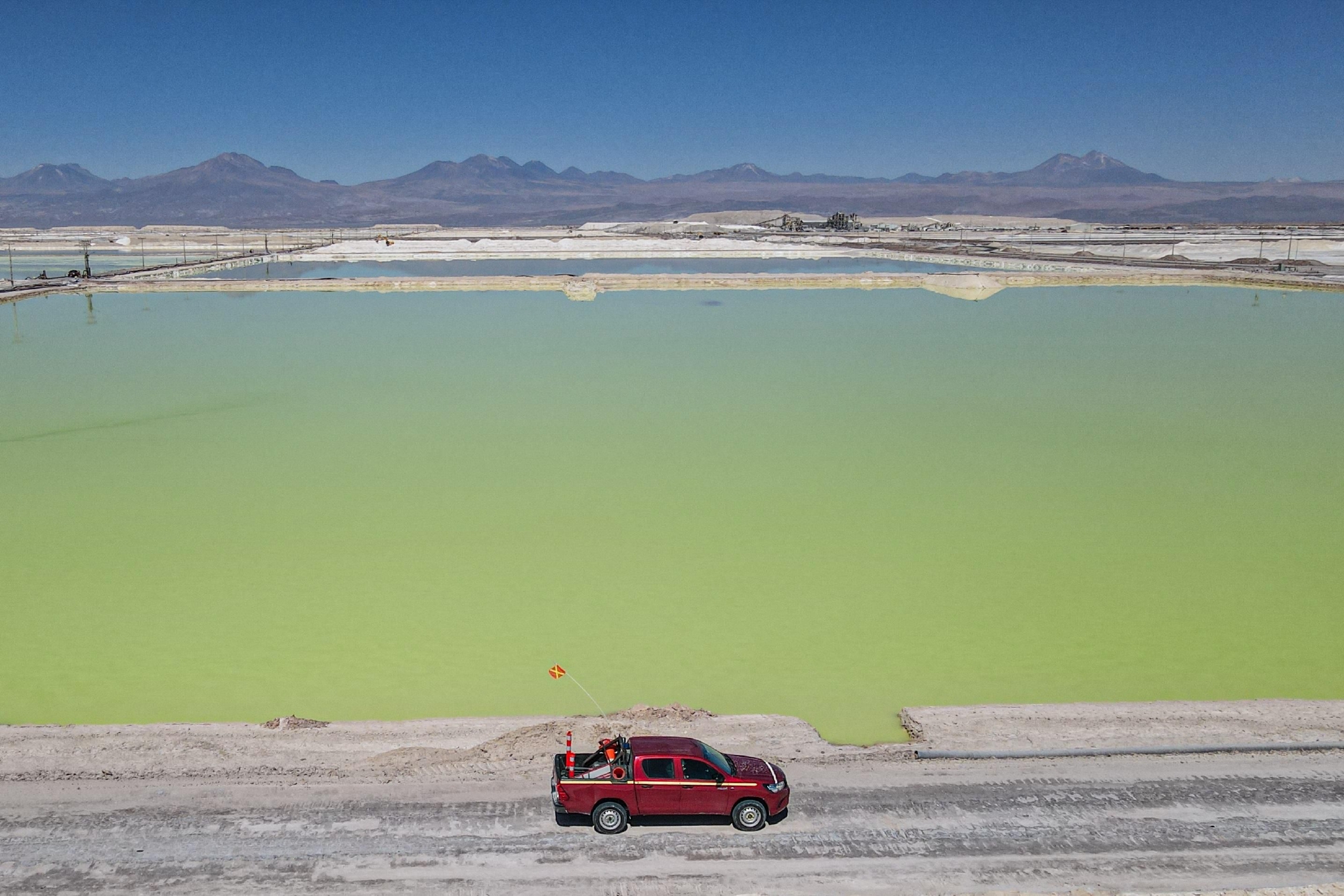 ▲当地时间2022年10月24日，智利阿塔卡马大区，当地沙漠的一个锂矿，有含有碳酸锂的盐水池。图/IC photo