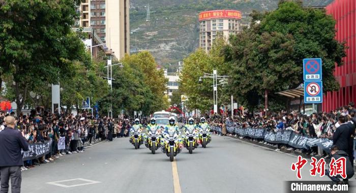 四川汶川：灭火英雄蔡茂强魂归故里、长眠家乡休闲区蓝鸢梦想 - Www.slyday.coM