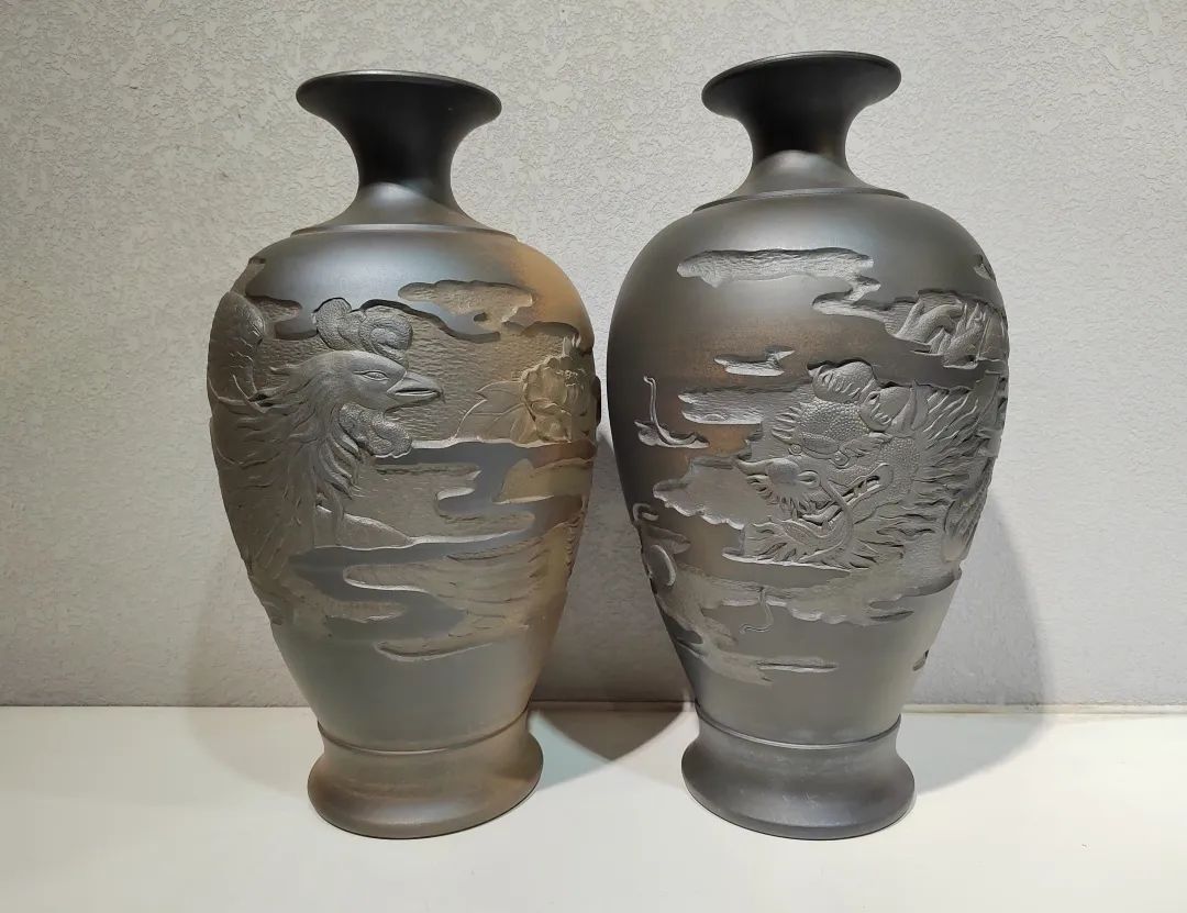 梁先才,林诚忠 《龙凤浮雕对瓶》 荣昌陶&nbsp;重庆美术馆供图