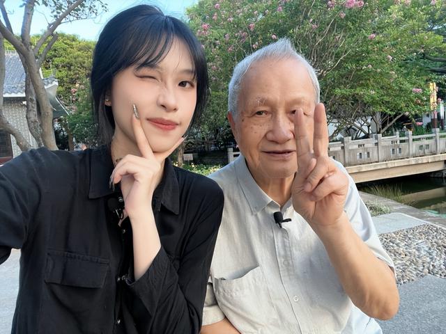 她用一年读完爷爷的日记：我成长中的一切，爷爷都替我记得休闲区蓝鸢梦想 - Www.slyday.coM