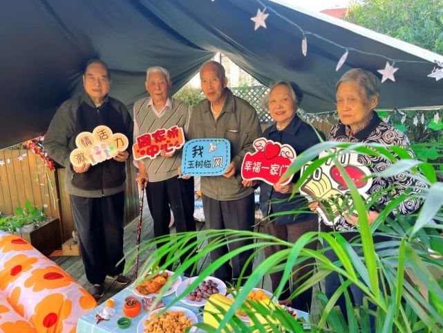 “老”来噻！长宁这群老人在家门口玩起了时髦的“露营”休闲区蓝鸢梦想 - Www.slyday.coM