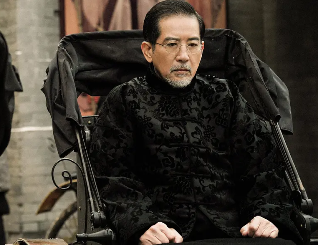 秦汉带孙女儿媳公园游玩,76岁依旧不服老,爬高运动身姿矫健