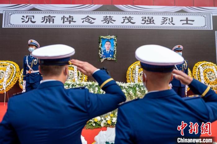 四川汶川：灭火英雄蔡茂强魂归故里、长眠家乡休闲区蓝鸢梦想 - Www.slyday.coM