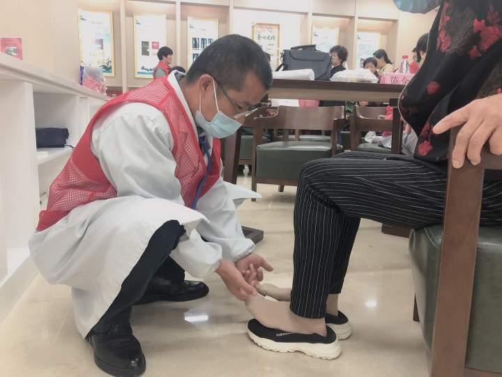 敬业的他再也不能到岗，悄悄给病人留下最后嘱托：近期有事外出，看病可分类找以下学友......休闲区蓝鸢梦想 - Www.slyday.coM