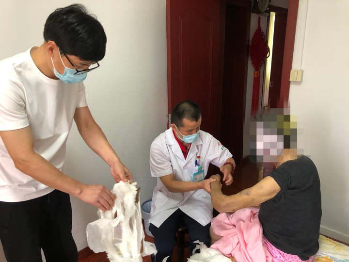 敬业的他再也不能到岗，悄悄给病人留下最后嘱托：近期有事外出，看病可分类找以下学友......休闲区蓝鸢梦想 - Www.slyday.coM